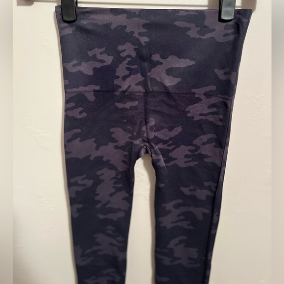 Spanx Look At Me Now Seamless Leggings in Black Camo NWT Athlesiure Yoga size S - Picture 10 of 13